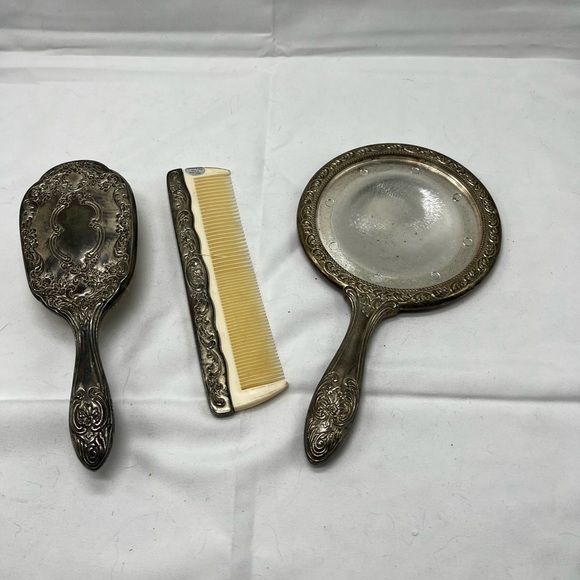 Silver plated Made in Hong King vanity set **mirror missing - Picture 2 of 7